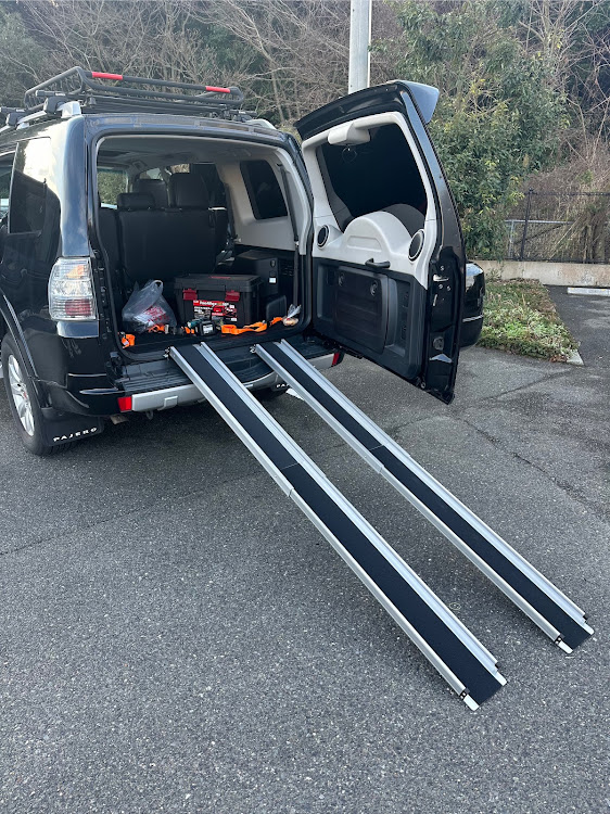 スロープを装備したパジェロ